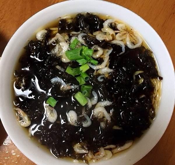 第四天:紫菜汤:葱花,紫菜,胡椒粉,生抽,醋,香油.