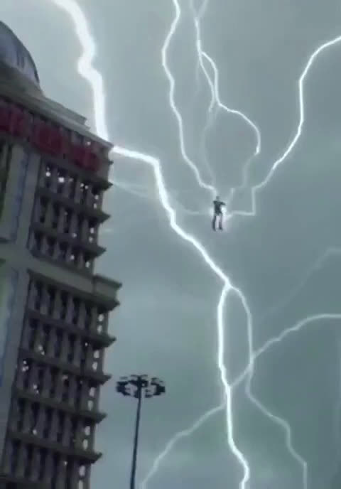 青岛暴雨,一人不幸被雷电击中吸浮在空中,场面