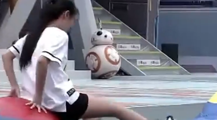 妙龄美女大学生水上闯关,亮点不断,摄影师跟拍给力