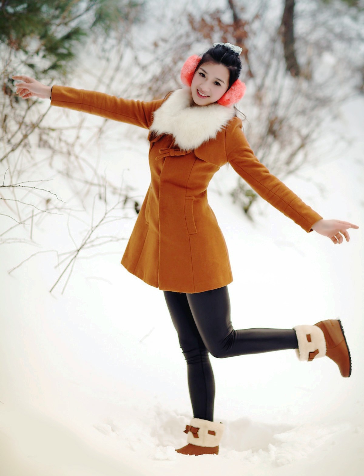 一个在北方雪地里的开心美丽女子