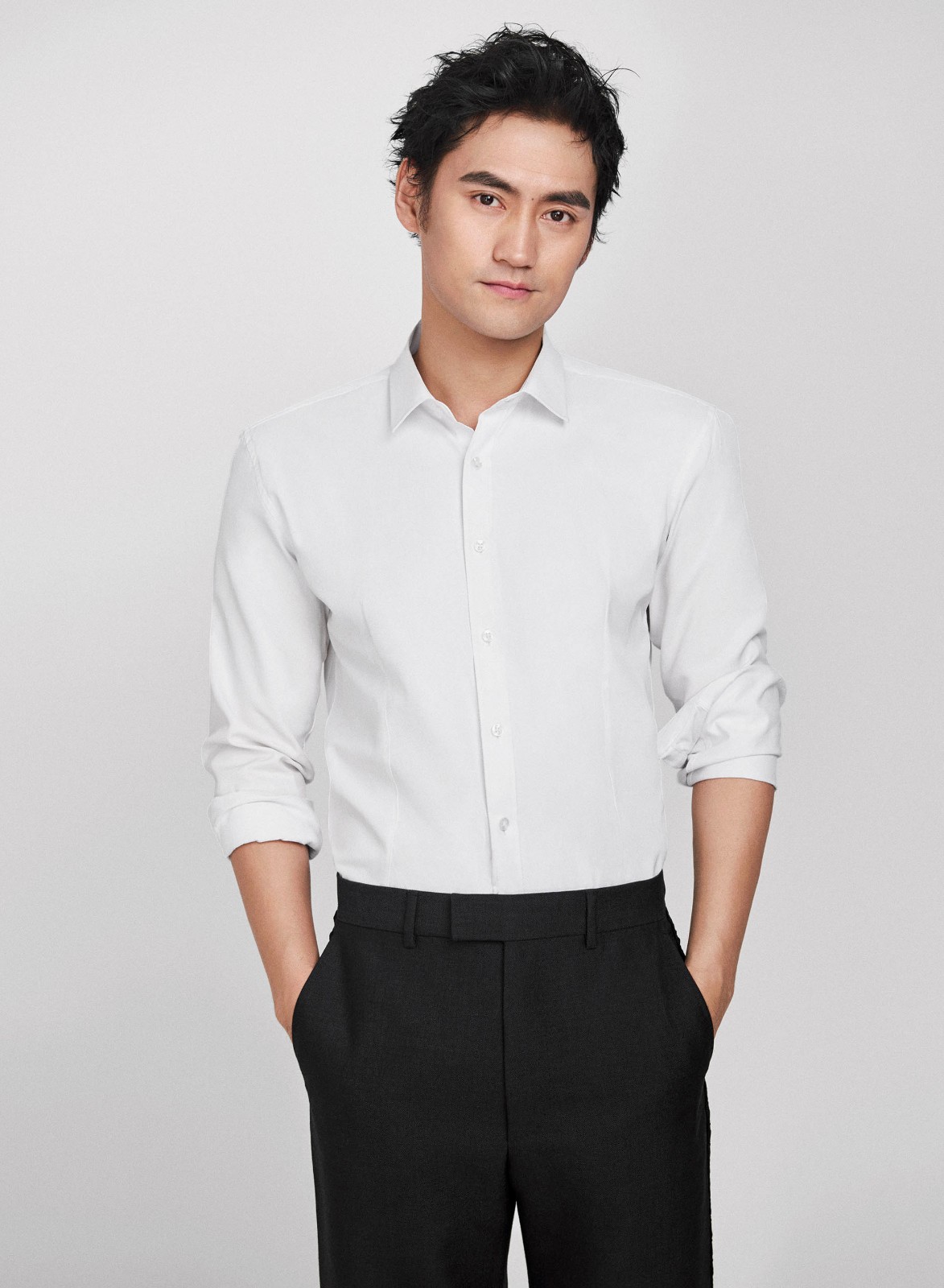 袁弘秋日写真曝光 眼神深邃演绎阳光成熟魅力