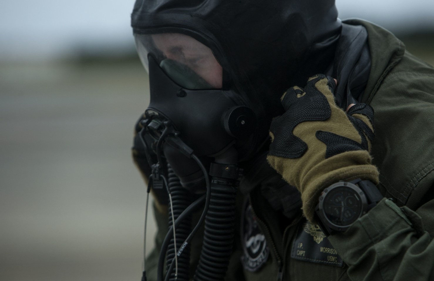 近日,日本冲绳的驻日美国海军陆战队航空站举行的一次防化训练中,一名