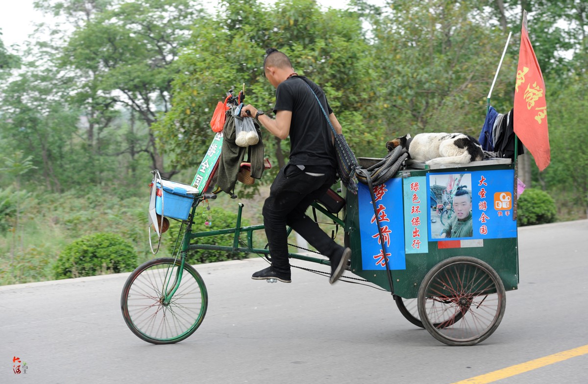 河北男子自制三轮车骑行云南,一路和狗作伴称挑战自我