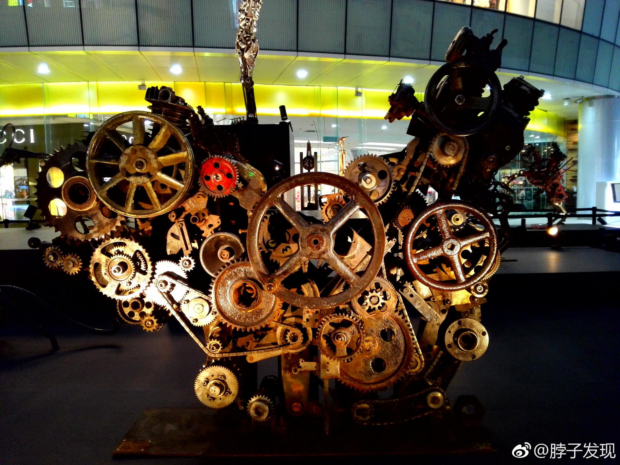 厦门sm商业广场中庭的装置艺术,利用废铜烂铁打造设计而成,故名