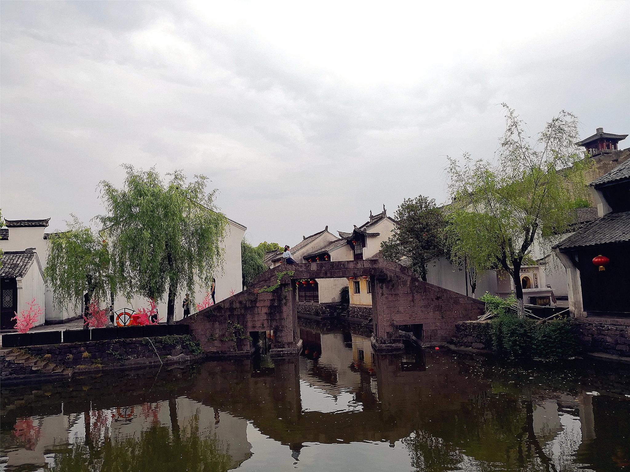 在横店梦幻谷近距离感受火山喷发(同步自