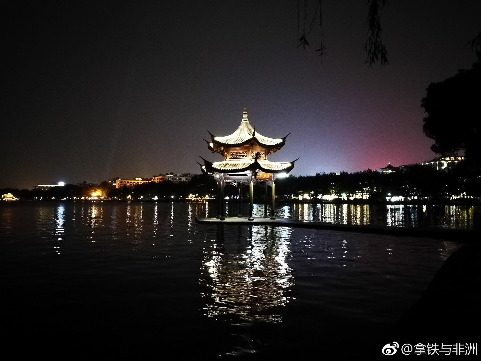 如果说西湖在白天是一首清丽的抒情诗