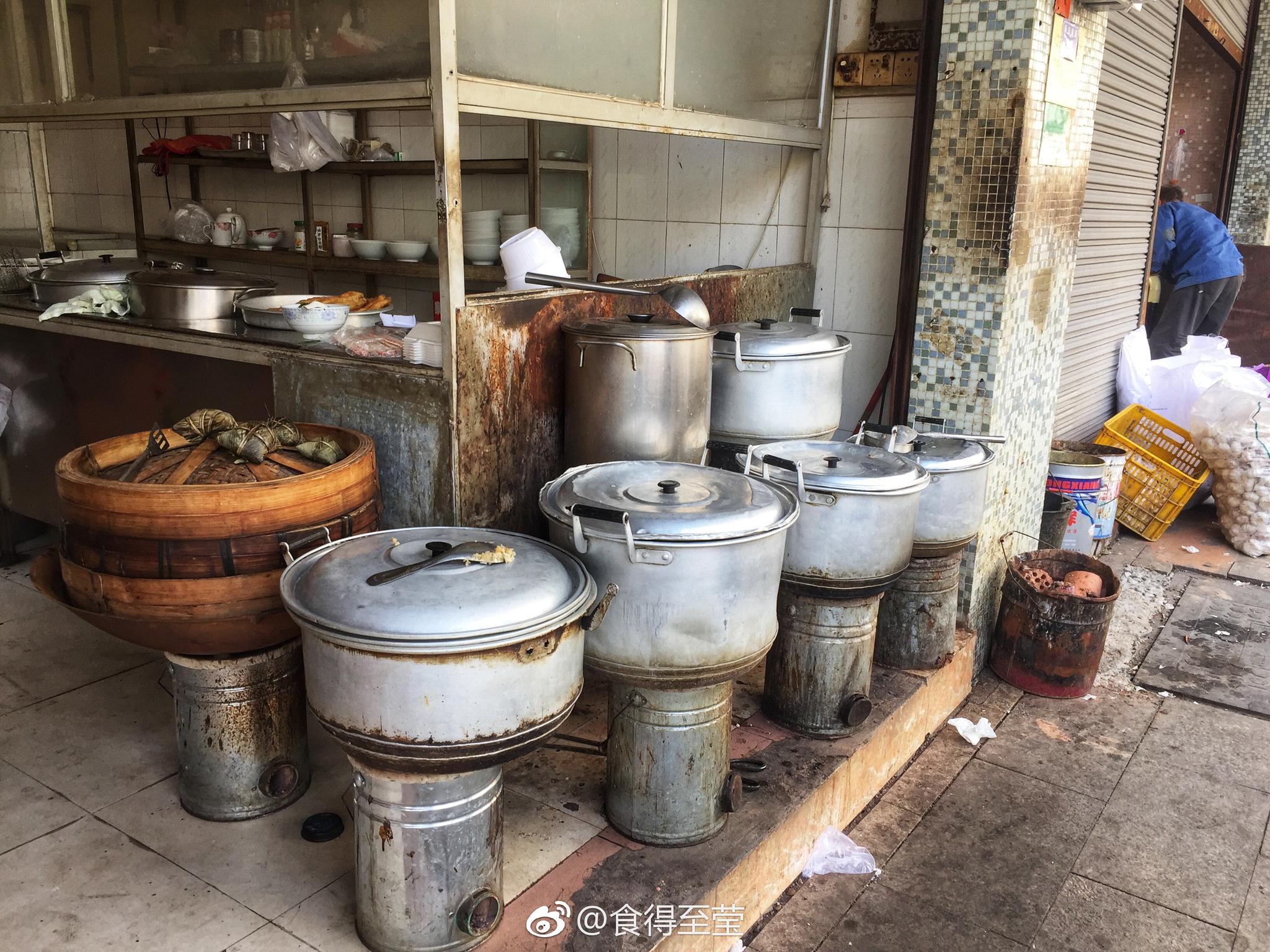你们喜欢这种旧旧的早餐店吗?猪红粥2块钱,糯米饭3块钱.地标