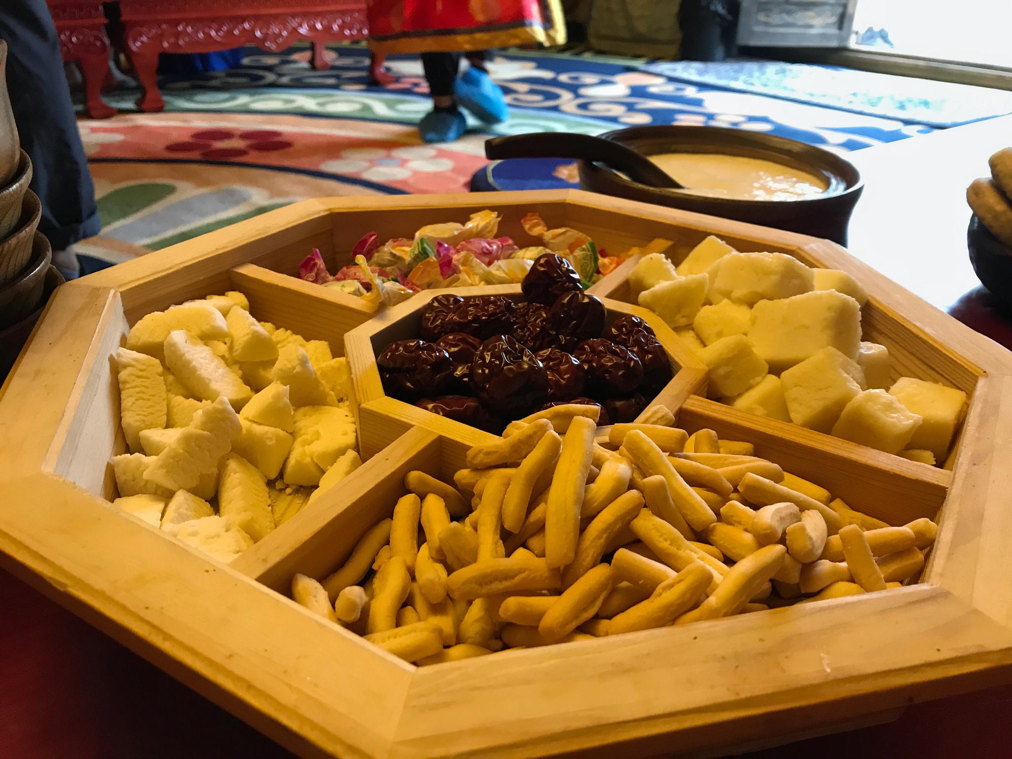 福沙岛度假村内的蒙餐在蒙古包内还能体验一次蒙古传统服饰,在福沙岛