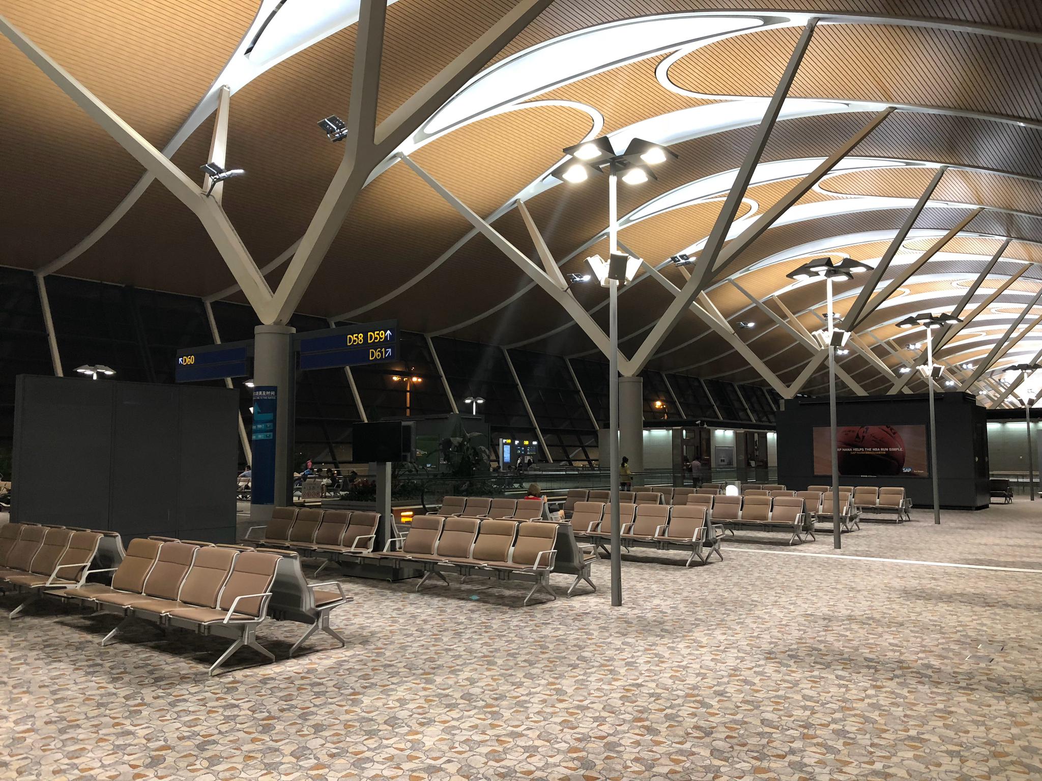 见过清晨的机场,也见过深夜的机场