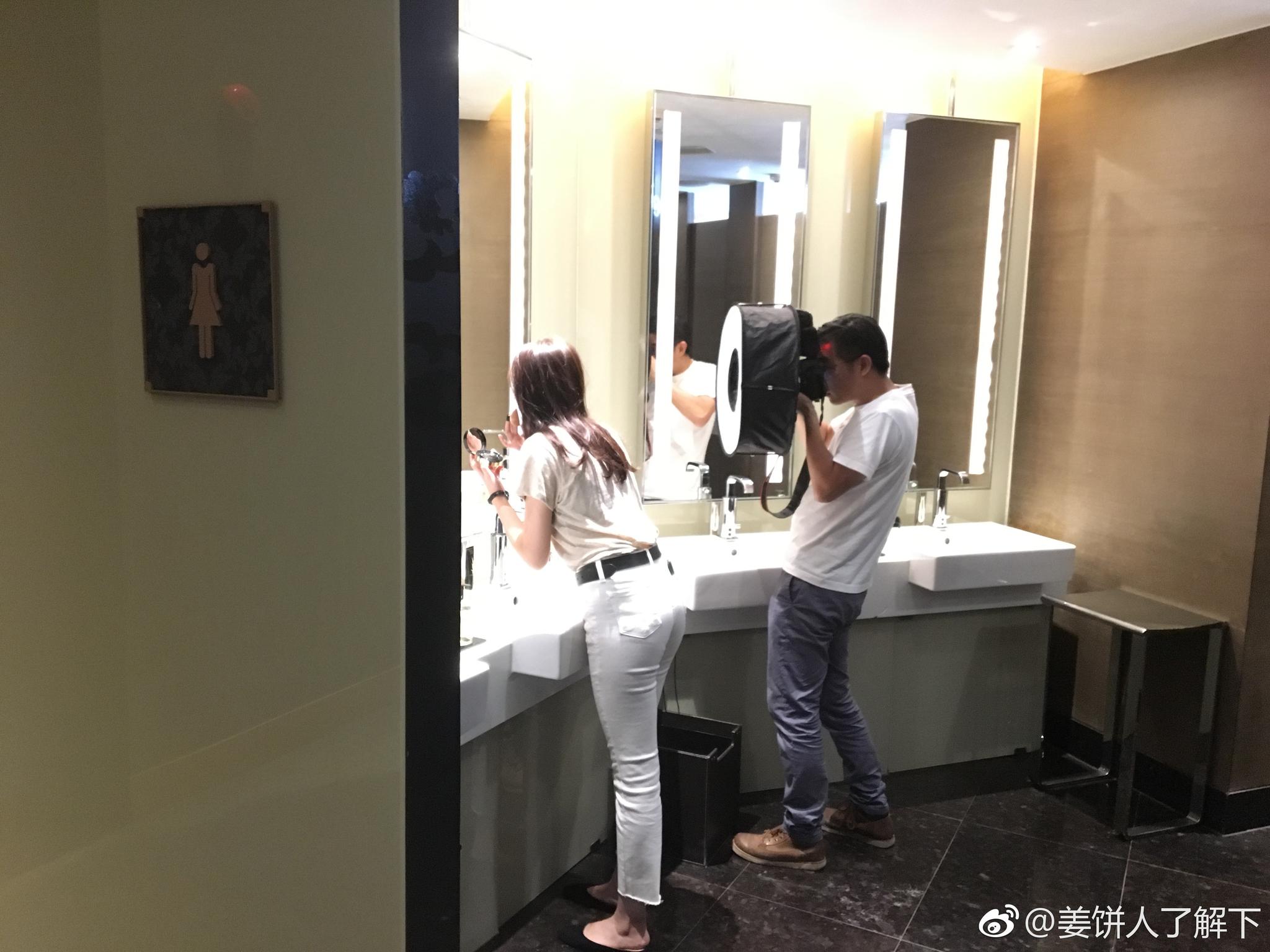 第一次商业拍摄.是在女厕所里进行的.