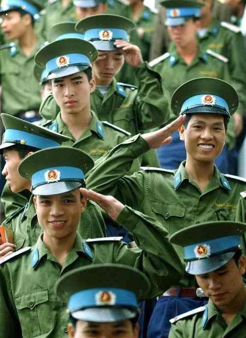 镜头下的越南军人,女军官相貌出众,最后那张,与中国将军握手!