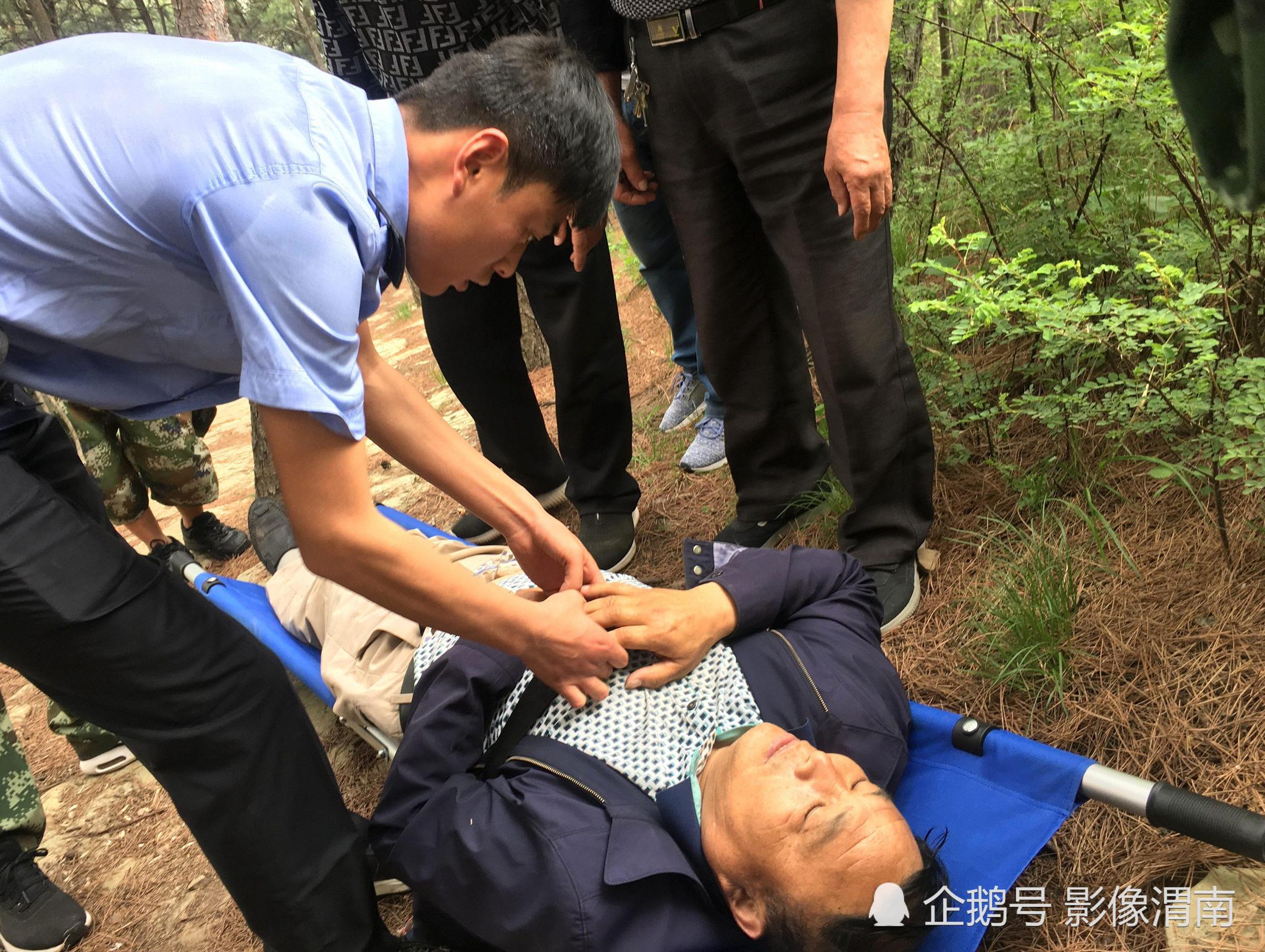陕西合阳公安徒步3小时轮流抬担架 合力救助晕倒男子