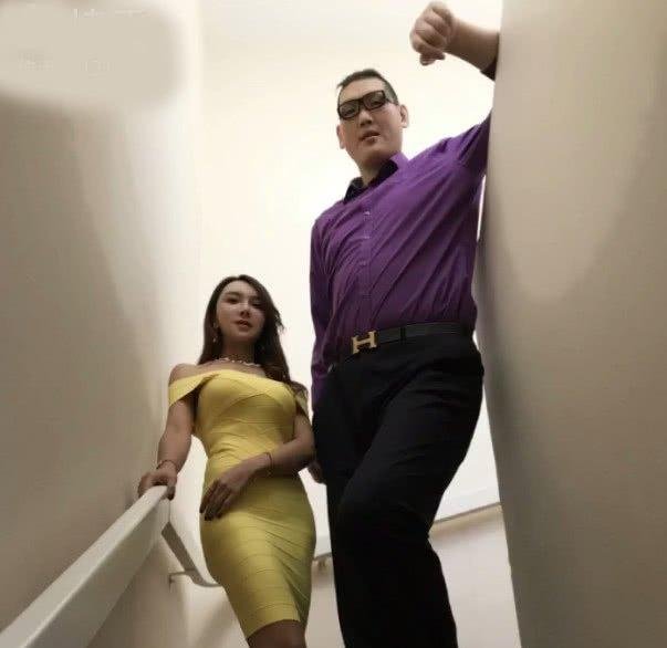 和236cm"巨人"张欢一起什么感受?美女只到他胯部,网友:方便