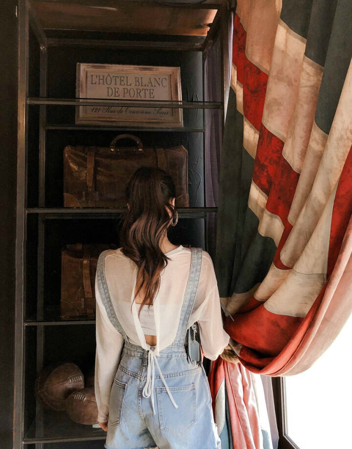 艺术摄影,薄衫佩吊带牛仔裙,连背影都是那么美