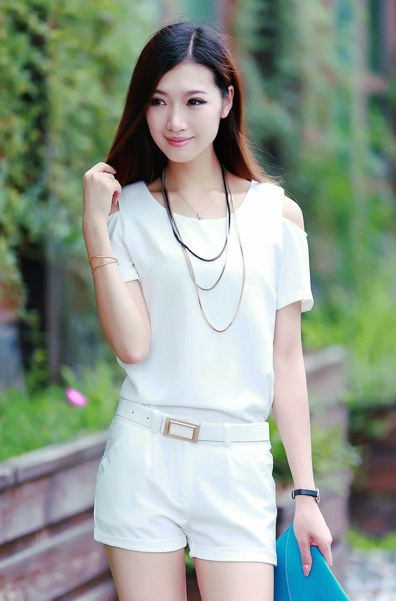 一个有着现代时尚风情美的都市女郎