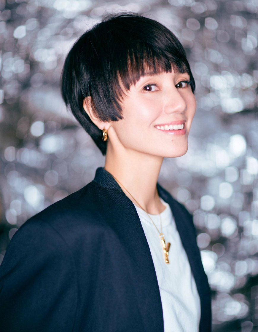 微闭双眼的袁泉少女,可爱.