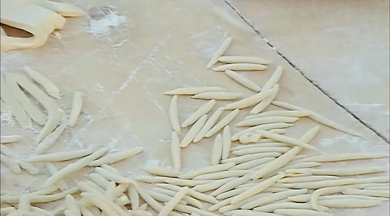 九十年代,张掖钟鼓楼小吃环绕,搓鱼儿最受欢迎,美食视频