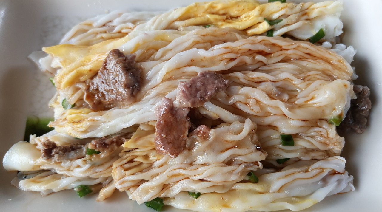 清肠胃的广州特色午餐, 牛肉鸡蛋肠粉7元, 猪红粥6元,美食视频 67