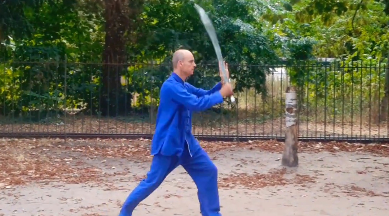 外国老头练习赵堡太极刀,这架势,想练成要得下苦功夫了!