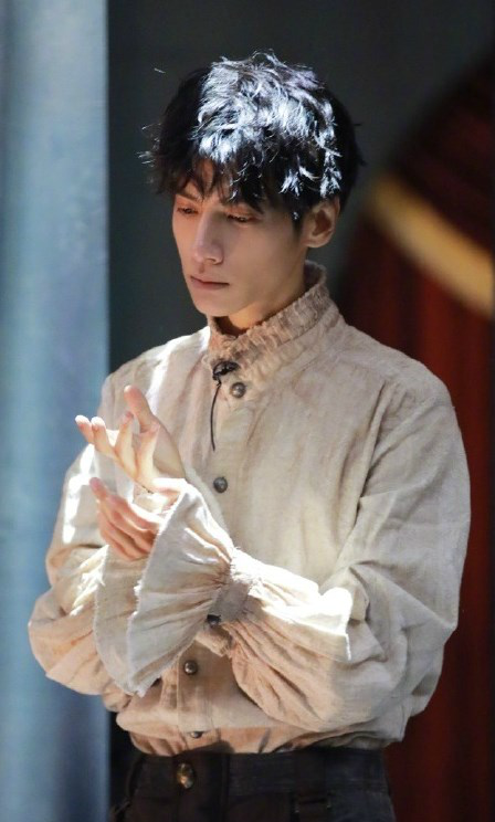 帅气,奶油小生罗云熙6种造型尽显青涩,最后一张最酷