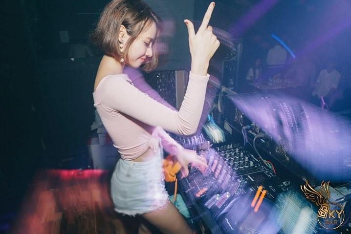 越南美女dj jennyyen,除了白嫩皮肤还有圆润好身材!