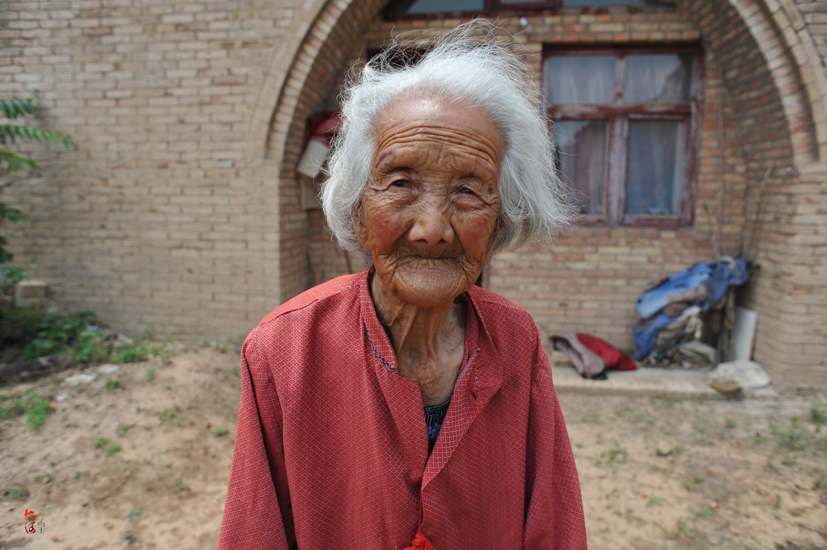 93歲長壽老人愛吃肉愛穿紅衣服,曾三年斷過兩次腿