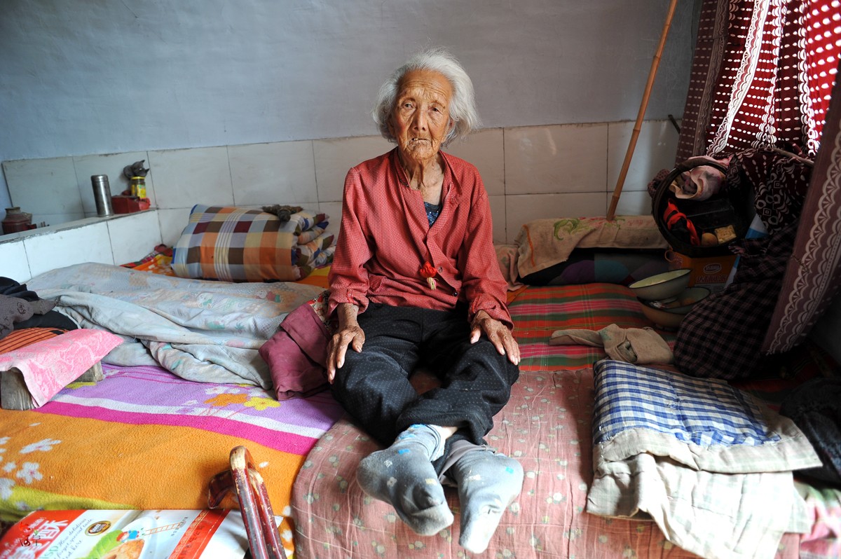 93岁长寿老人爱吃肉爱穿红衣服,曾三年断过两次腿