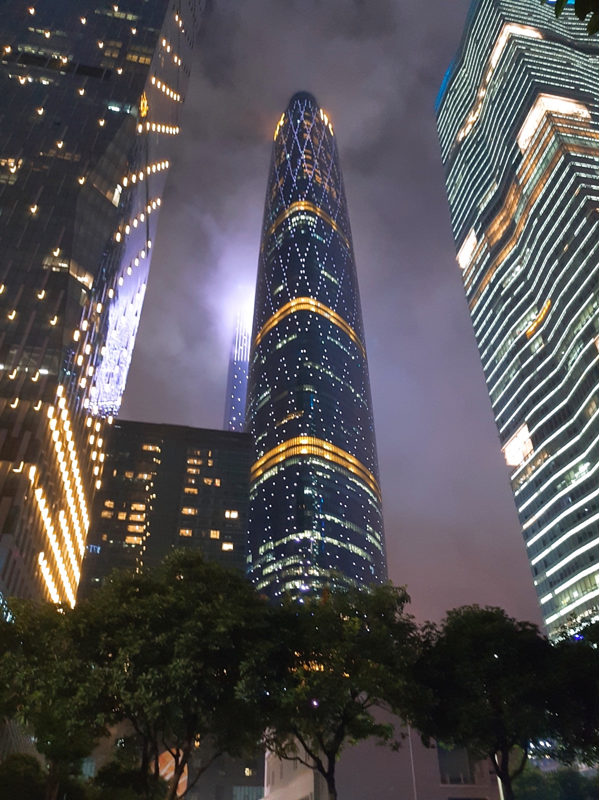 广东广州实拍珠江新城万余盏led灯照亮了整座城市非常的漂亮