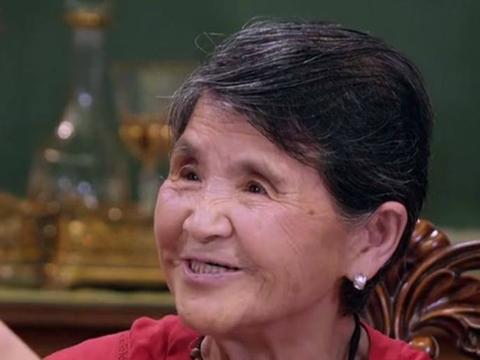 安迪亲自为奶奶做吃的,奶奶的视线移不开安迪,网友,奶奶真慈祥