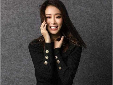 因为春晚跷二郎腿走红,是冯巩的爱女,此时为贾玲上班