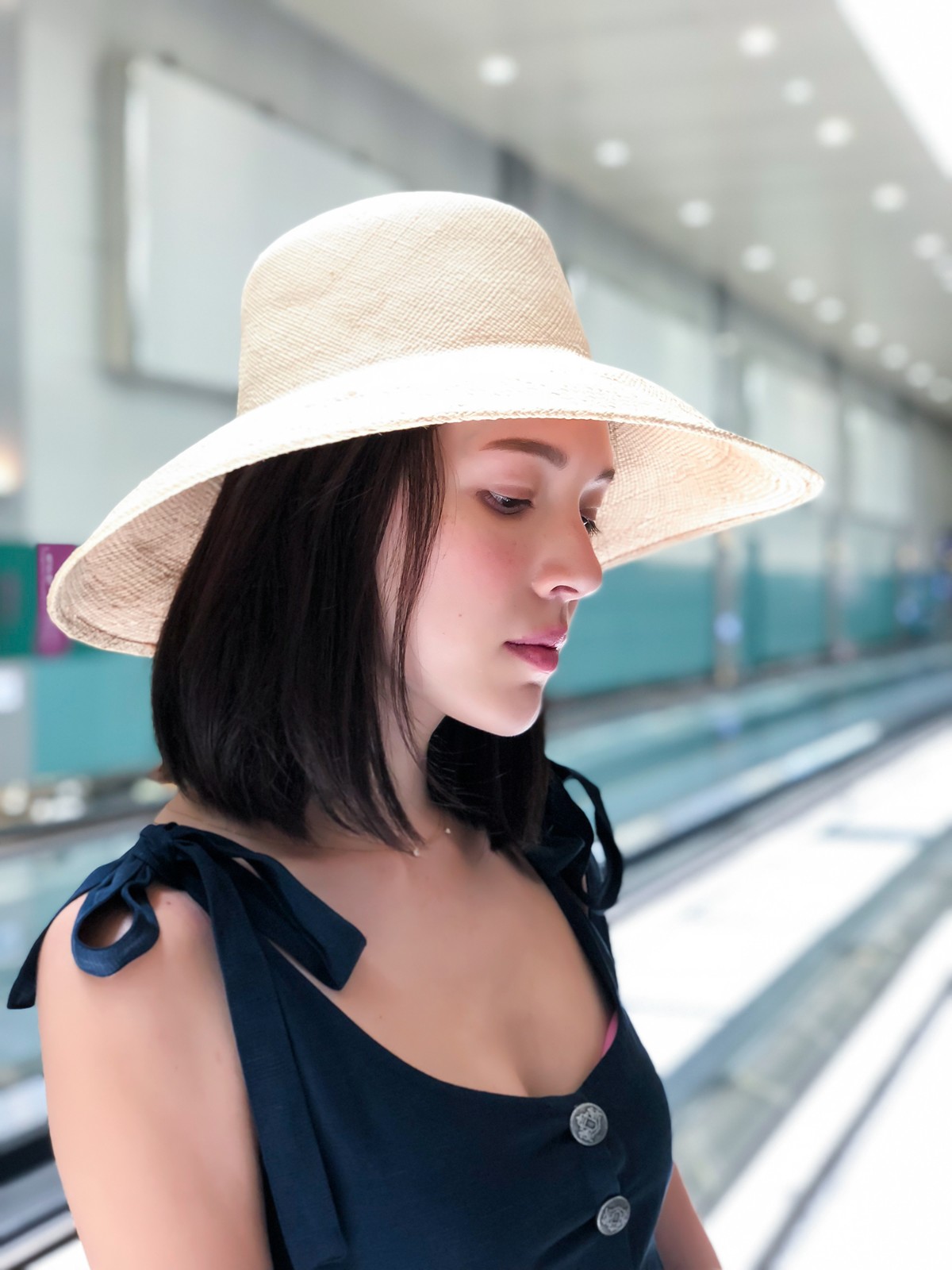 许玮甯简约风现身机场 优雅干练尽显时尚质感