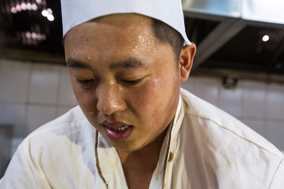 10万观众游世界最大芍药基地厨师累晕游客为挖丸子差点动粗