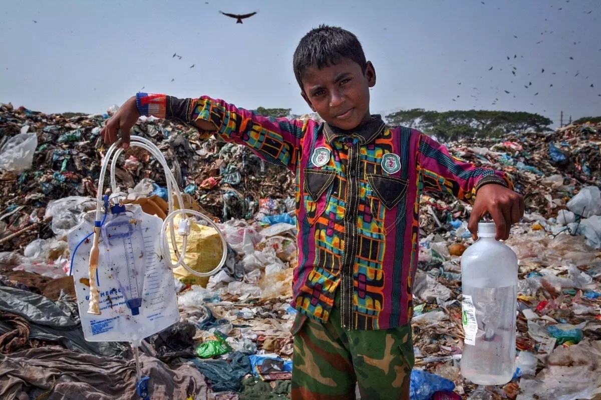 他们住在垃圾堆里靠捡垃圾为生每天只有2美院的收入