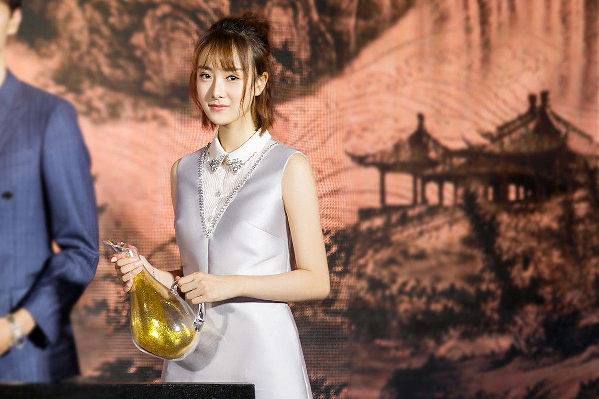 昨日,青年女演员王渊慧亮相南派三叔系列剧开播发布会,身着素雅高定