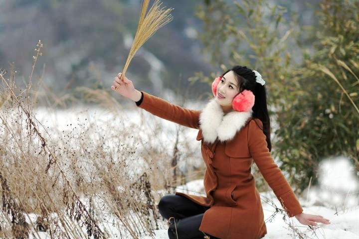 一个在北方雪地里的开心美丽女子|人像|雪景|美女_新浪新闻