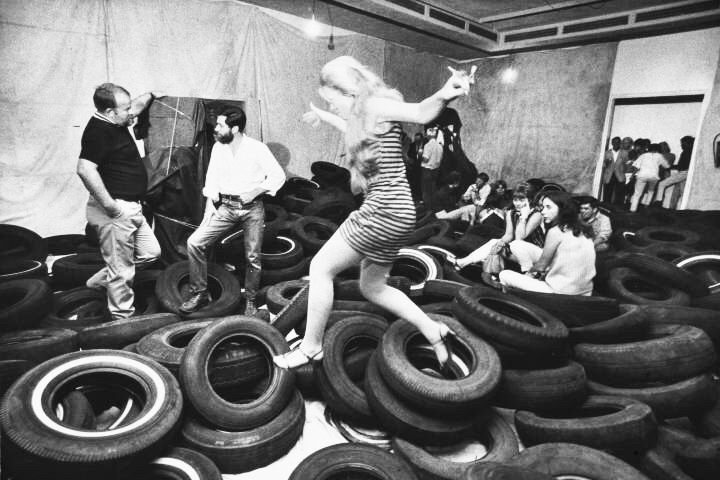 1927-2006"偶发艺术的创始人"艾伦·卡普洛是美国行为艺术家,偶发艺术