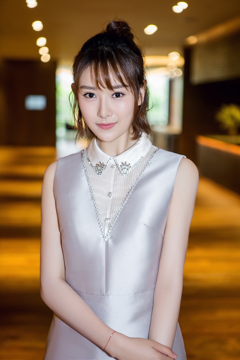 王渊慧亮相发布会 妆容淡雅仙气袭人