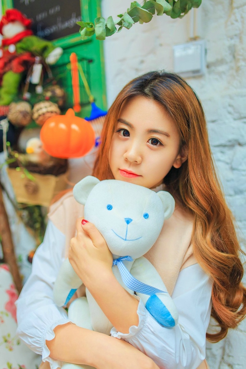 花房内的娇嫩娃娃脸妹子清纯小巧玲珑写真集