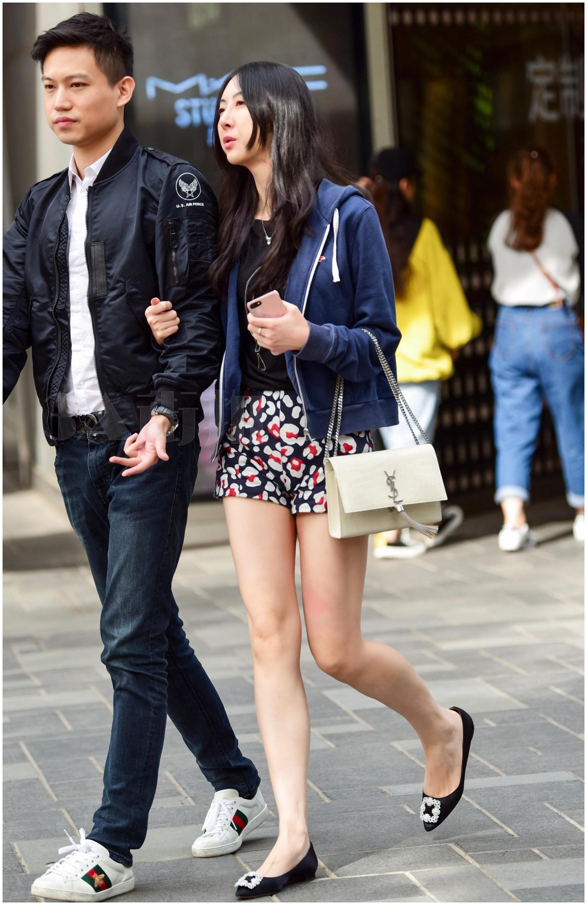 后来慢慢发展为街头风代表的卫衣,同时兼具了时尚感和造型感~也就成为