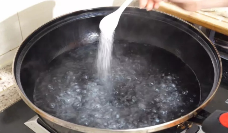 煮饺子时只需加入这样东西,饺子不粘锅不破皮,很多人都煮错了