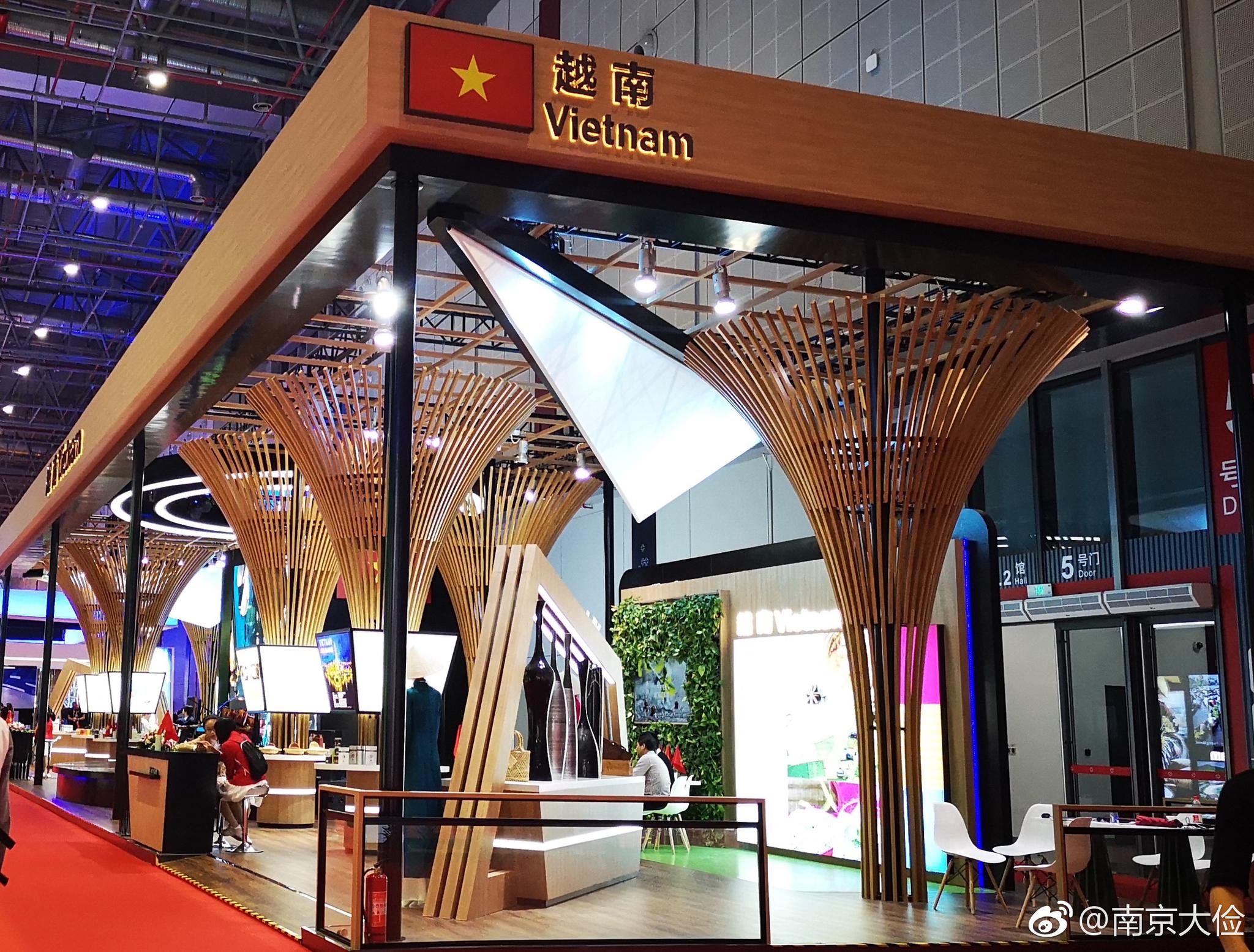 本届进博会一大热门看点便是国家馆,展台风格迥异,突出本国特色