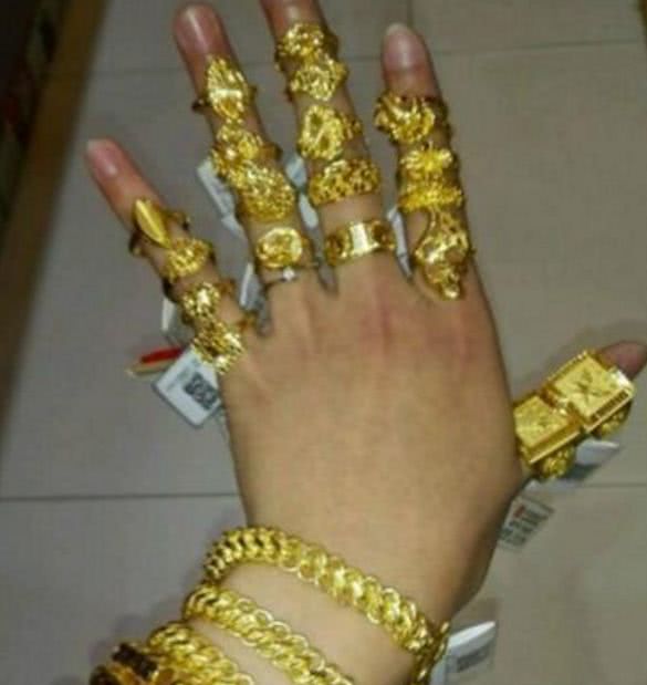 说实话,当土豪真心累啊,看这一手的金戒指戴的,都快半斤重了