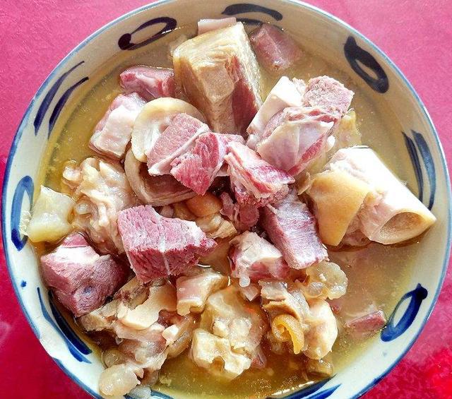 花生炖火腿 ↑ 适合女生品尝,理由们你懂的,呵呵!