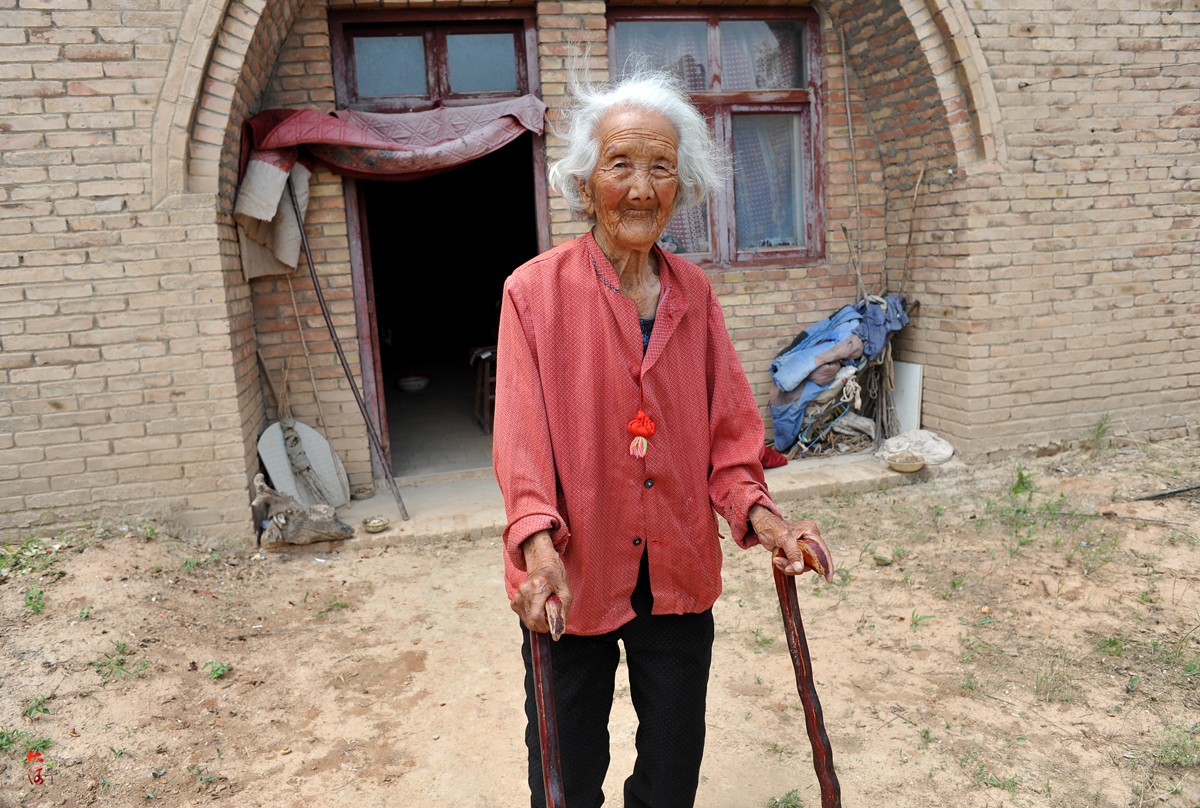 93岁长寿老人爱吃肉爱穿红衣服,曾三年断过两次腿