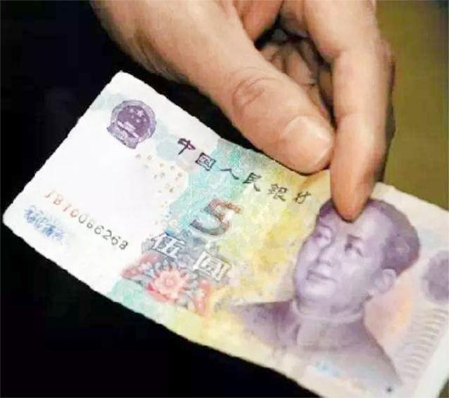 面试官:帮同事搬家,他给你5块钱买烟抽,你怎么做?第3位好机智