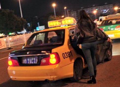 漂亮女子深夜打车,上车后一个动作,让司机很难受!