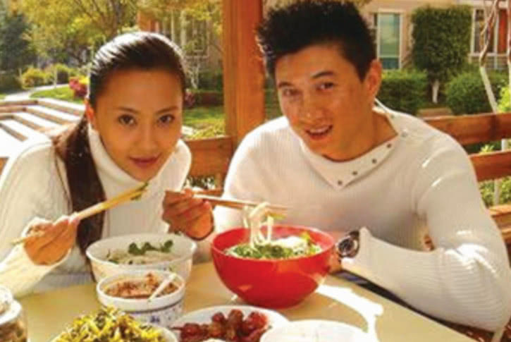 吴奇隆40岁前妻马雅舒全家福近照,美貌气质不输刘诗诗