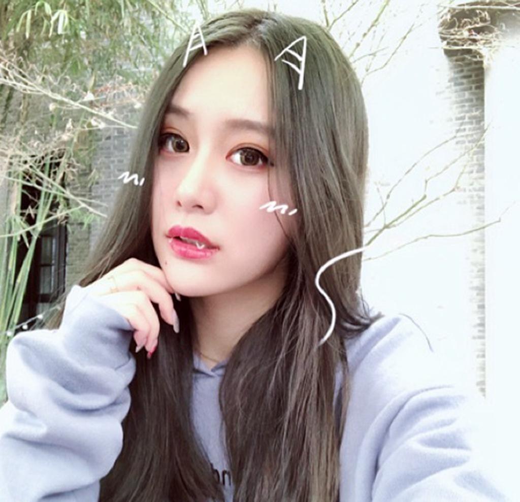 曾是国足旗帜,有2个前妻,现任妻子比他小17岁,20岁女儿亭亭玉立