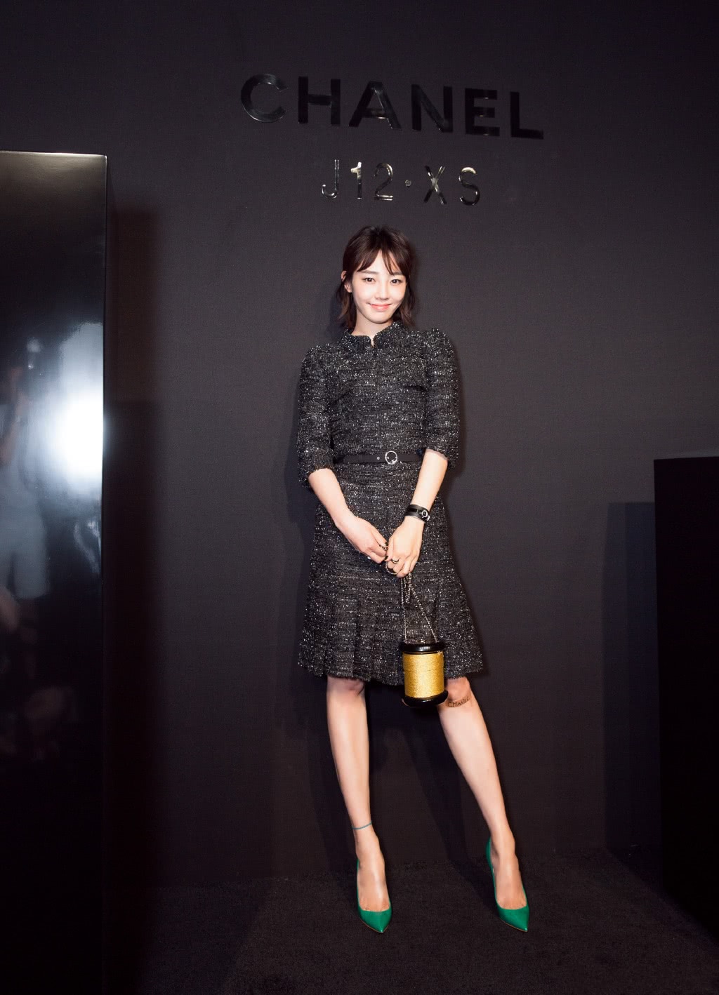 白百何尴尬了!裙子都被崩开了3个纽扣,网友:实在看不下去了!