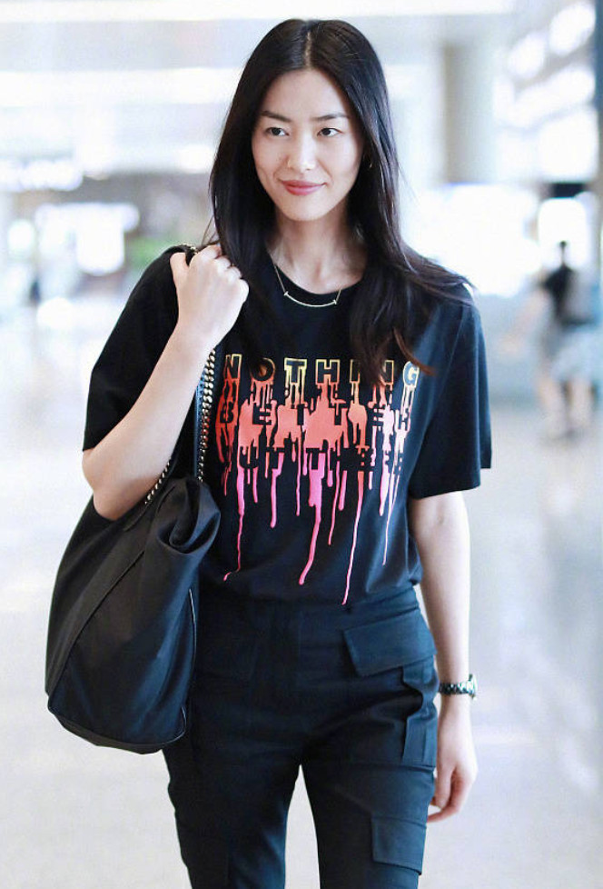 刘雯一头短发干练帅气换上长发秒变路人超模气质去哪儿了